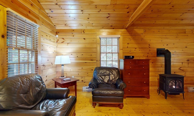 Northport Cabina | Charming studio cabin near hiking trails with firepit, & AC