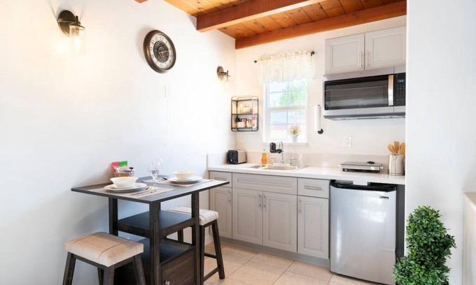 El Monte Casa | Charming Studio Getaway: Queen Bed, Bathtub, Fast Internet, Patio under a Lemon Tree, On-Site Laundry, and Gated Parking.