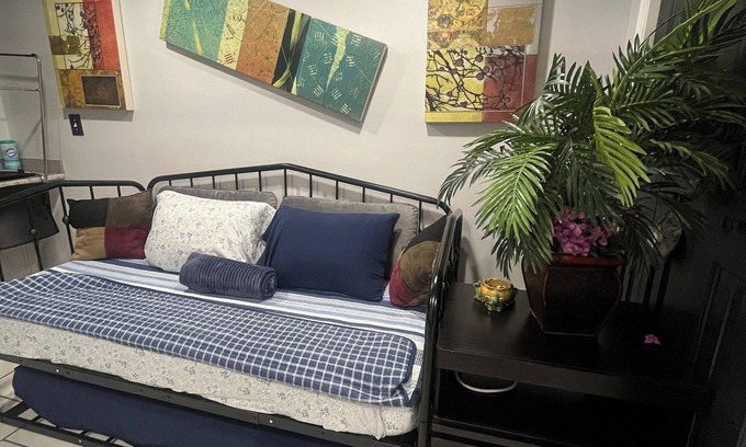 West Philadelphia Apartamento | Charming studio, great location parking & mini-split central air system.
