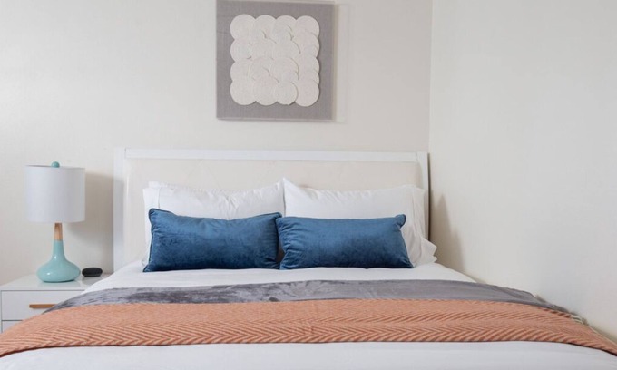 Valinda Casa | Charming Studio Guest House: w/ Queen Bed, Mini-Kitchen, and Parking - Minutes from Downtown LA!