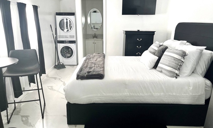 Miami Gardens Apartamento | Charming studio in welcoming Miami Gardens with AC