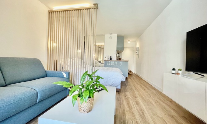 Roquebrune-Cap-Martin Condominio | Charming studio in a residence with a swimming pool, tastefully decorated and offering all the comfort you need. Ideally located just steps from the Principality of Monaco and right next to a grocery store open 7 days a week.