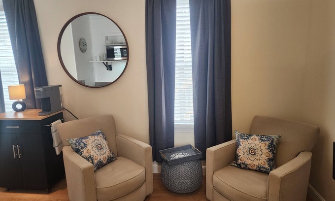Bangor Apartamento | Charming studio in Bangor Maine on Broadway park.