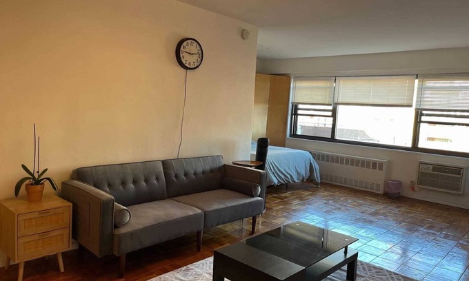 Queens Condominio | Charming studio in Forest hills Queens-near train, subway and shops