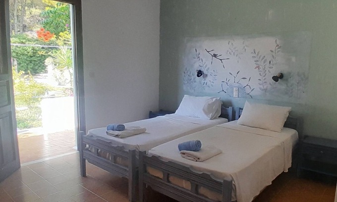 Katsarou Apartamento | Charming studio in lovely Skiathos with WiFi, AC 400 m from Trulos beach