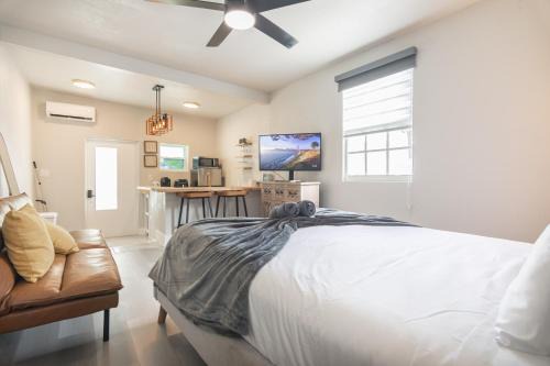 Allapattah Apartamento | Charming Studio in Miami with Parking and Patio