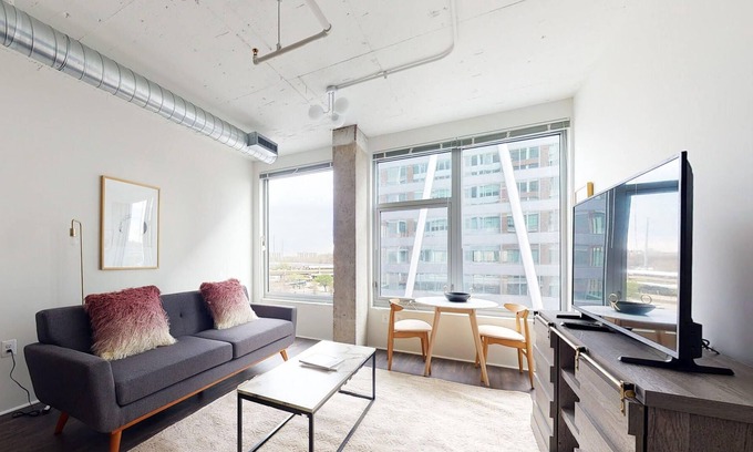 Eisenhower East Apartamento | Charming Studio in The Foundry Near Metro + Shops