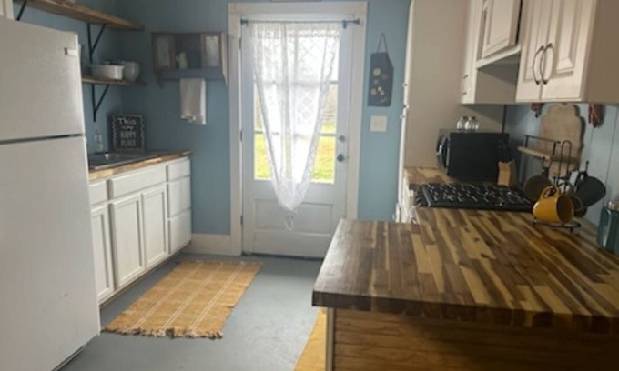 Ruth Apartamento | Charming studio in the country with highspeed fiber WiFi. Great location!