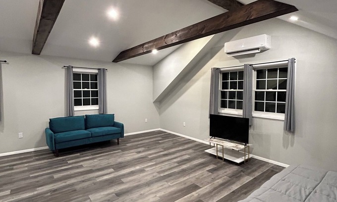 North Salem Apartamento | Charming studio in tranquil North Salem with WiFi.