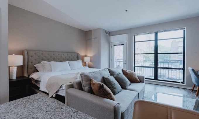 DeBaliviere Place Apartamento | Charming Studio King Bed & Pool St Louis