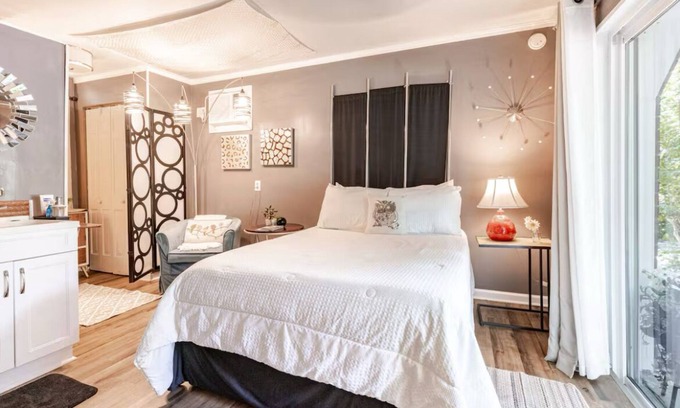 Charleston Apartamento | Charming Studio Near Charleston's Hot Spots!