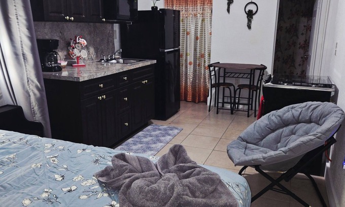 Hialeah Apartamento | Charming studio ,no extra fees ,minutes from the airport.