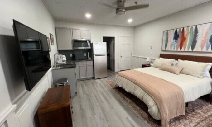 Fort Fairfield Apartamento | Charming Studio Apartment - Cozy & Convenient!