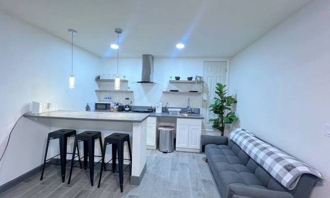North Las Vegas Apartamento | Charming studio with WiFi and AC in brilliant Near Downtown!