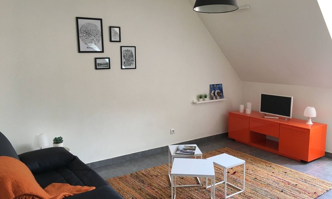 Gare-Jouvenet Apartamento | Encantador estudio con estacionamiento. Estacionamiento. Estación.