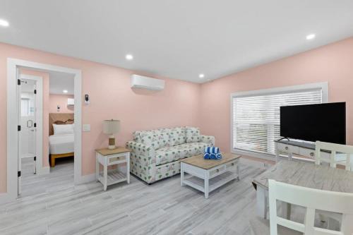 Sanibel Apartamento | Charming Suite with Balcony and Bikes at Historic Sandpiper Inn