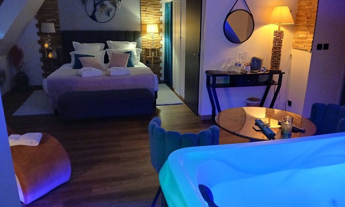 La Vraie-Croix Cama Y Desayuno | Charming suites with SPA and private sauna in a manor house.