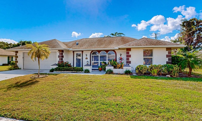 Port Saint Lucie Casa | Charming & sun-soaked coastal getaway with generous yard, patio, W/D, & AC