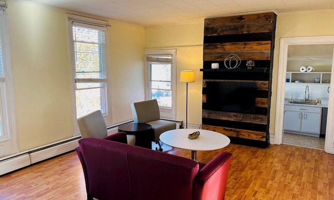 Watervliet Apartamento | Charming, Sunny and Spacious 2-bedroom Flat in Heart of Capitol Region