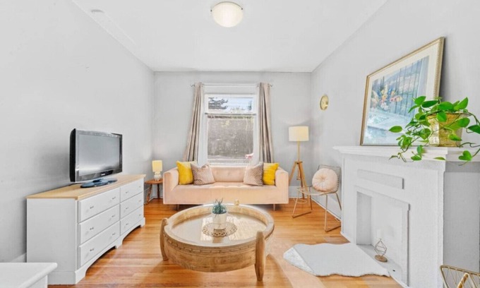 Sunnyside Casa | Charming Sunnyside Retreat | Kensington & Downtown