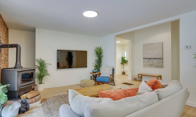 Swan Lake Casa | Charming Swan Lake Apartment w/ Deck!