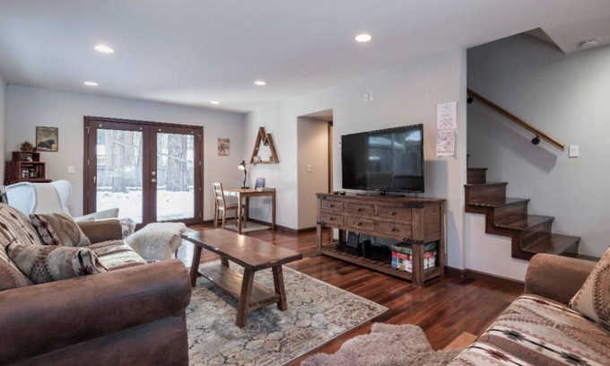 Tahoe Island Cabina | Charming Tahoe Vacation Home 2br/2ba