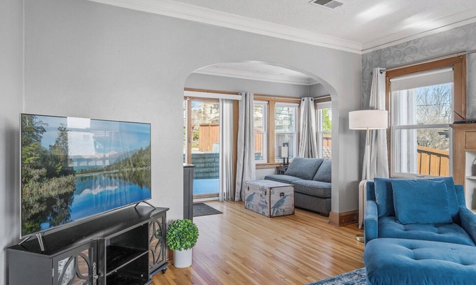 Southwest Minneapolis Casa | Charming Tangletown Georgian Colonial House, 8 mins to Downtown