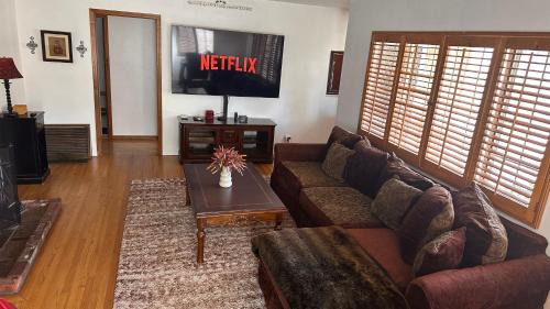 Tarzana Casa | Charming Tarzana Retreat - Cozy 3 Bedroom Home
