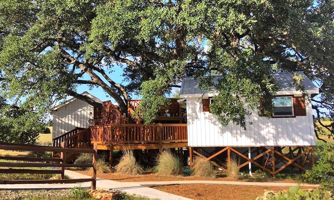 Dripping Springs Cabina | Charming Texas Tree House with Tranquil Views Ideal for Glamping near Austin