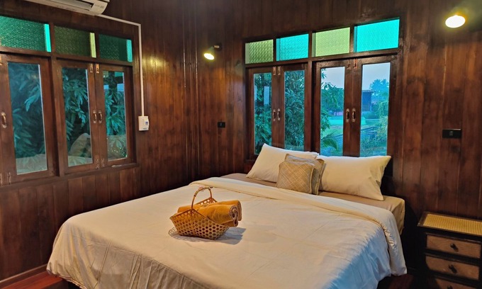 Sukhothai Casa | Charming Thai-style villa in lush greenery 10 mins from bus station near city.