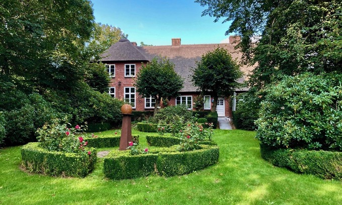 Weesby Apartamento | Charming thatched house between the North Sea & Baltic Sea - stylish apartment in a cultural monument