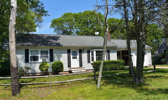 East Harwich Casa | Charming three bedroom home, only 2 miles to Jackknife Beach in Chatham
