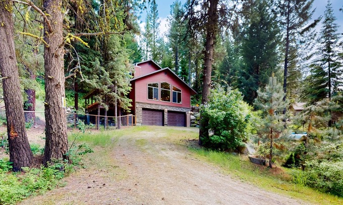 Cascade Cabina | Charming three-story cabin with a private hot tub, deck, & washer/dryer