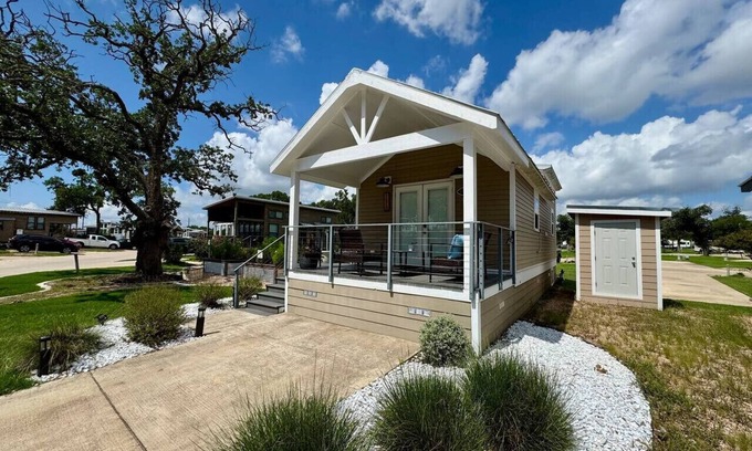 Austin Casa | Charming Tiny Home Getaway | Pool & Hot Tub