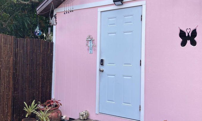 Sarasota Springs Cabaña | Charming tiny house with AC and WiFi in delightful Sarasota.Private and quiet.