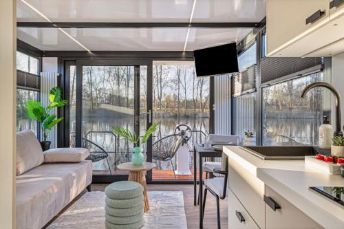 Municipality of Wijdemeren Apartamento | Charming Tiny Houseboat Escape Near Amsterdam by Weltevreden Experience