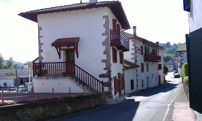 Uhart-Cize Casa | Encantadora casa de pueblo, a 2 pasos de la ciudad medieval de St Jean Pied de Port