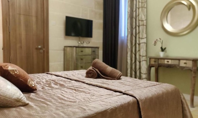 Paola Apartamento | Charming Town House Suite - Close to Airport
