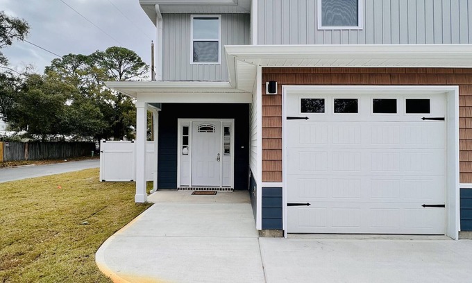 Fort Walton Beach Casa | Charming Townhome, 5 min from Sandy Beaches !