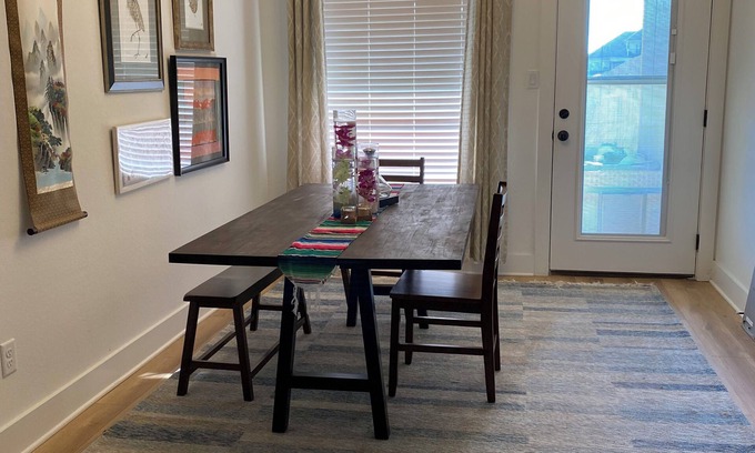 College Station Casa | Charming townhome. 3-bdrm, 2.5 bath with pool. 10 minutes to Kyle Field.