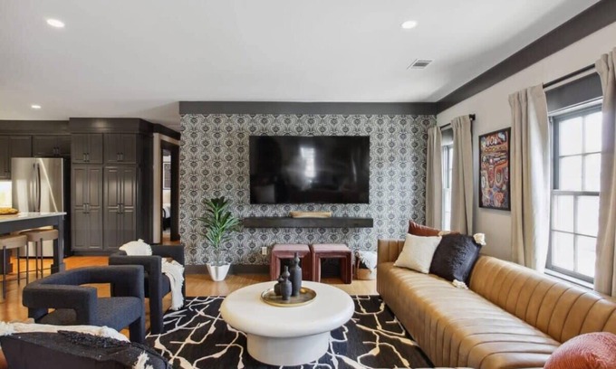 Old West Broad Neighborhood Condominio | Charming Townhome | Free Parking