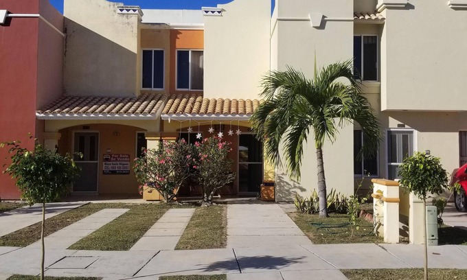 Villa Marina Condominio | Casa con Encanto Condo w / Gran piscina 2 cuadras de la playa