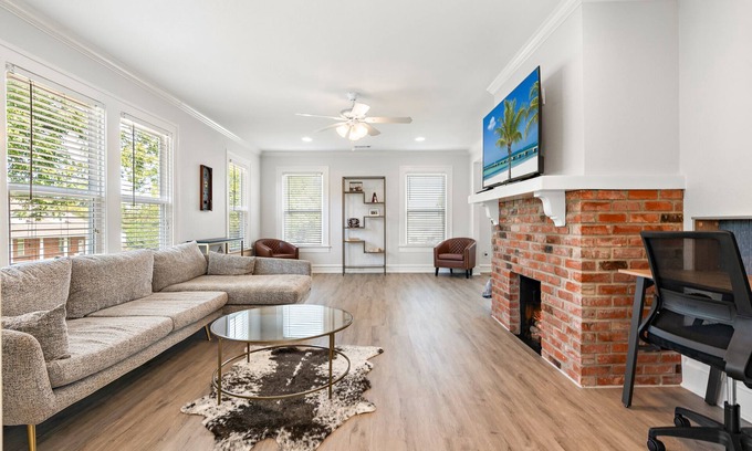 Austin Ave. Casa | Charming Townhouse in Downtown Waco!
