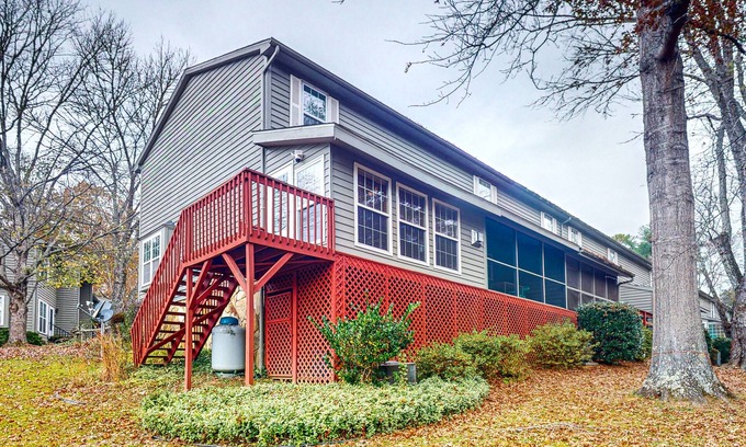Murphy Casa | Charming townhouse offers a cozy retreat with stunning mountain views.