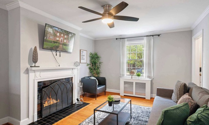 Potomac West Casa | Charming Townhouse Retreat by CozySuites