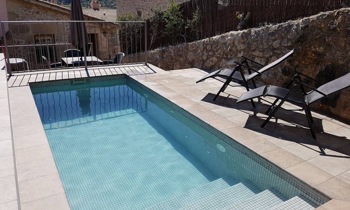 Pollensa Casa | Casa de pueblo con encanto con piscina privada y terraza en el casco antiguo, zona de Calvario