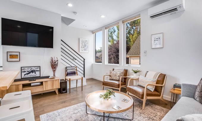 Wallingford Casa | Charming townhouse with soothing view, full kitchen, deck, & W/D - golf nearby