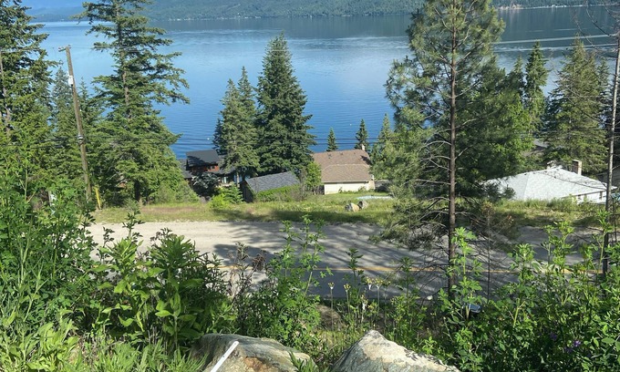 Lee Creek Casa | Charming Trailer Clean/Cozy Overlooking The Beautiful Shuswap Lake. Min to Beach