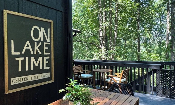 Smithville Cabina | Charming Treehouse cabin with WiFi, Hot tub, Firepit in marvelous Smithville