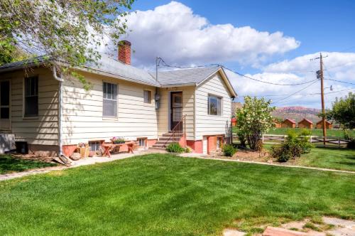 Tropic Casa | Charming Tropic Home by a Farm Near Bryce Canyon!